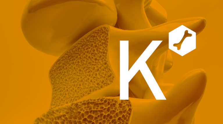 Schnitt durch menschliches Knochengewebe mit großem „K“ und Knochen-Symbol auf orangenem Hintergrund.