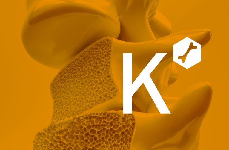 Schnitt durch menschliches Knochengewebe mit großem „K“ und Knochen-Symbol auf orangenem Hintergrund.