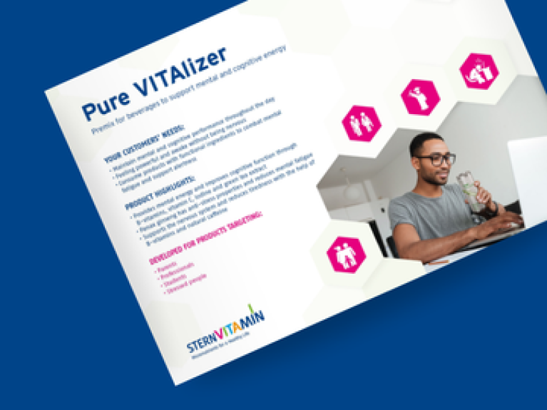 Mann sitzt am Schreibtisch mit Laptop, trinkt Wasser; Text über Produktinformationen und STERNVITAMIN-Logo.