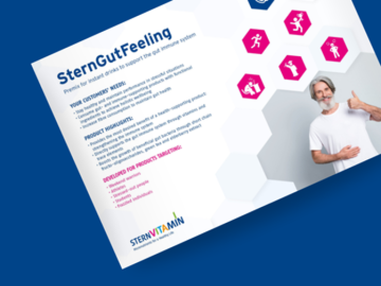 SternGutFeeling Broschüre mit Textinformationen und lächelndem Mann im weißen T-Shirt zeigt Daumen hoch.