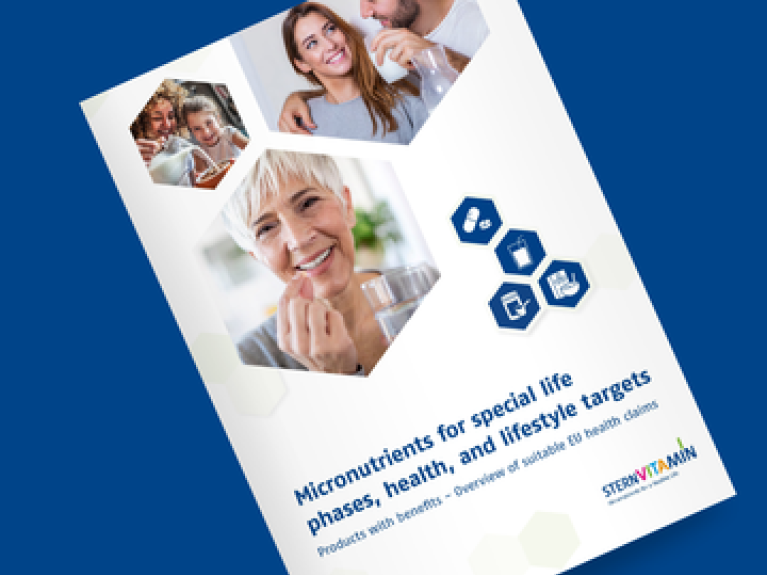 Broschüre mit älterer Frau und jüngerer Familie, Symbolen für Gesundheit, Text zu Mikronährstoffen.