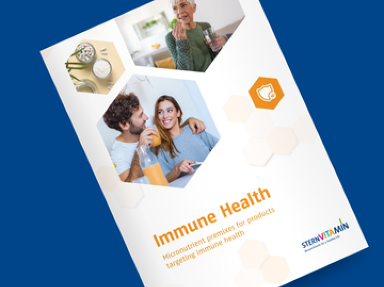 Broschüre mit Titel „Immune Health", Paar trinkt Saft, ältere Person mit Getränk, SternVitamin Logo.