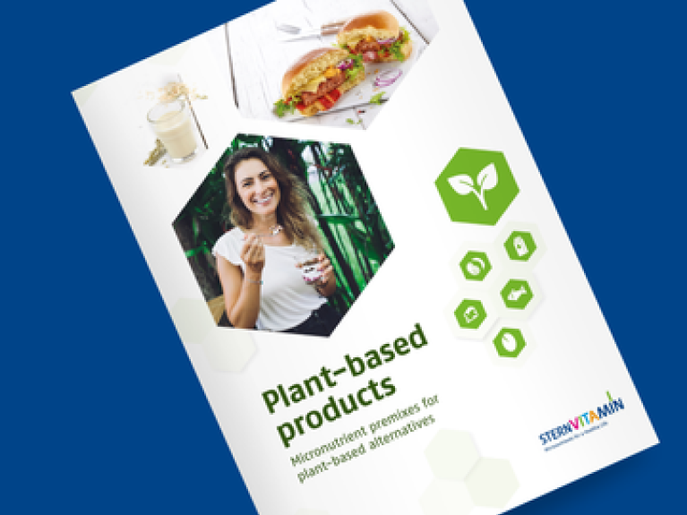 Broschüre mit Titel „Plant-based products", Foto einer Frau mit Joghurt, Symbole pflanzlicher Produkte.