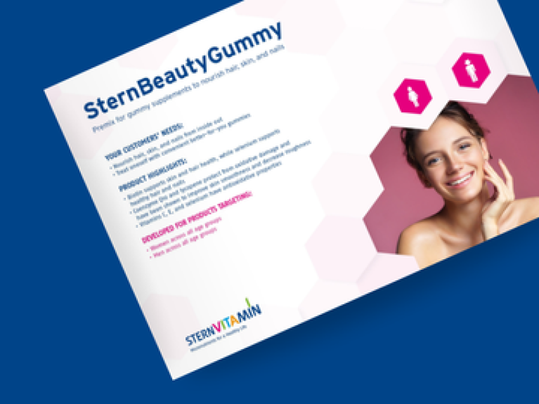 SternBeautyGummy Werbematerial mit lächelnder Frau und Produktinformationen vor blauem Hintergrund.