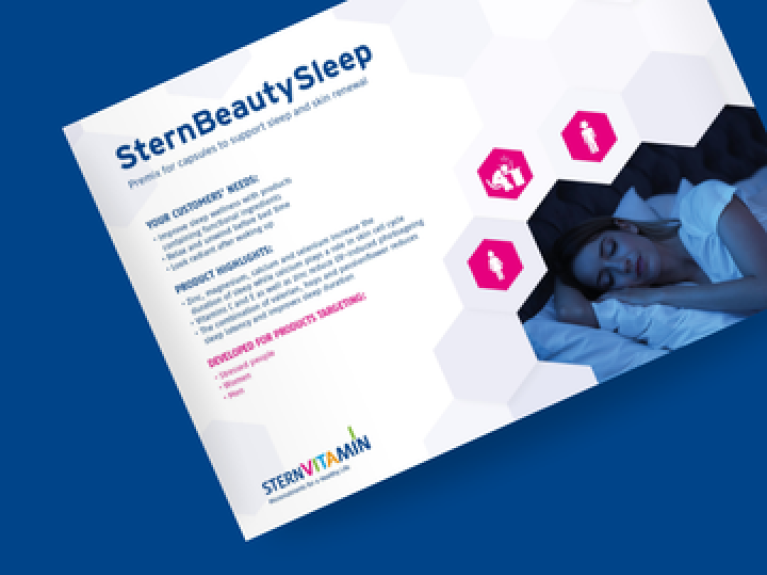 Schlafende Frau auf SternBeautySleep-Produktblatt, blaue und weiße Hintergrundfarben, rosa Icons.