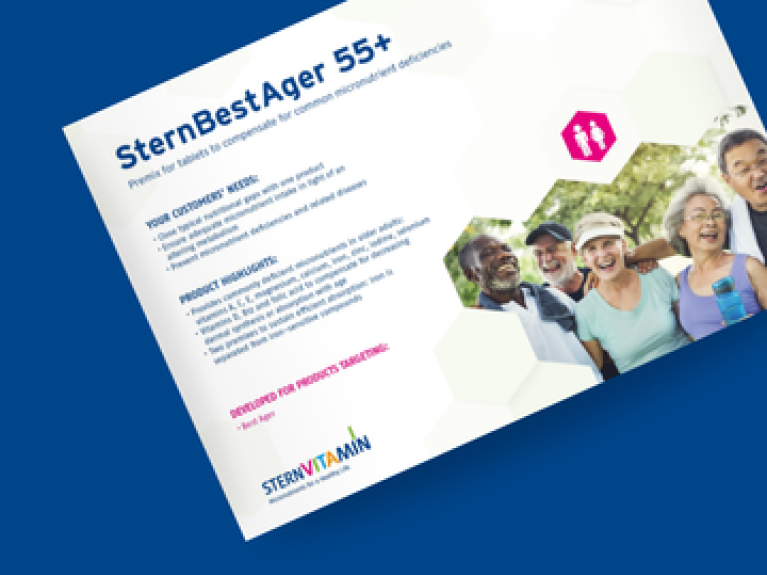 SternBestAger 55+ Broschüre mit Text über Mikronährstoffprävention und Gruppe lächelnder älterer Menschen.