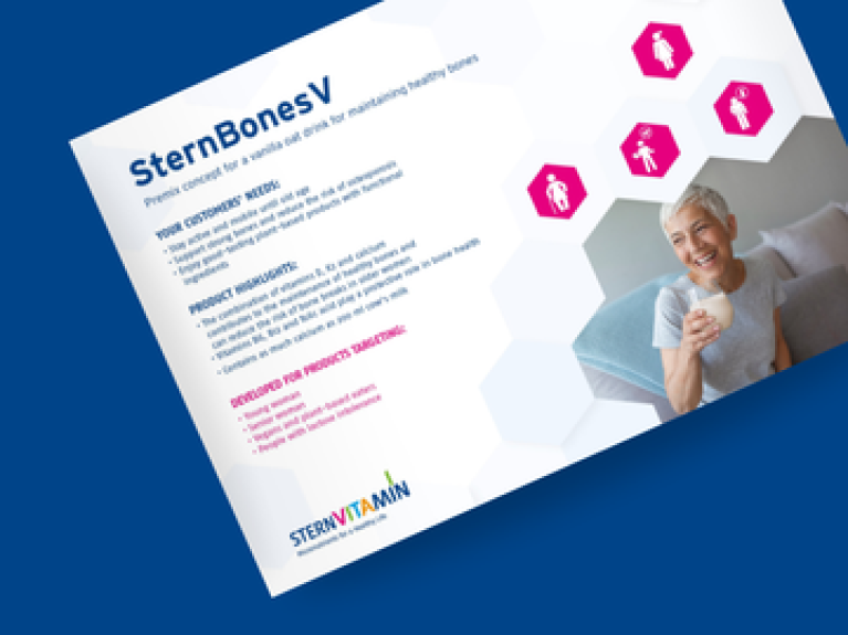 Flyer mit Informationen zu SternBonesV und lächelnder Frau mit Getränk auf blauer Unterlage.