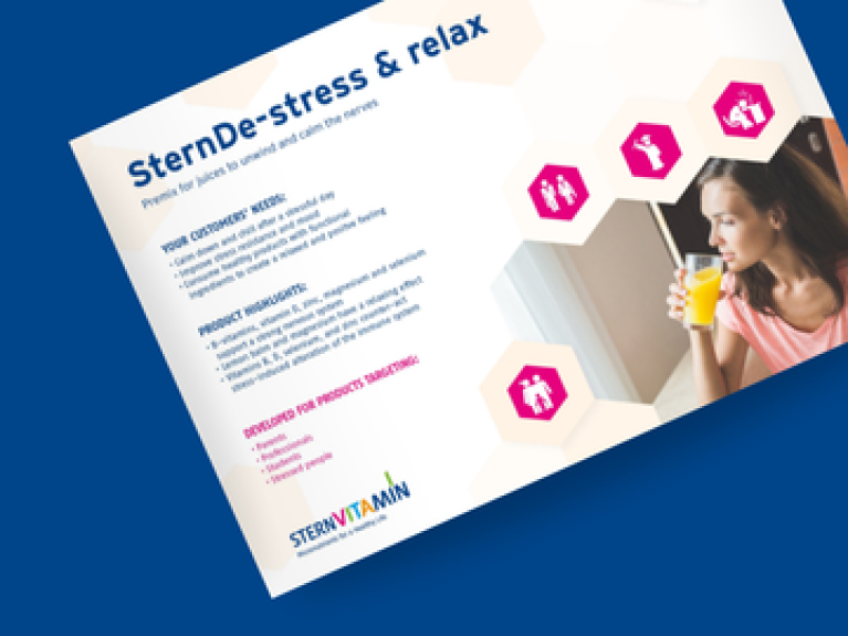 Informationsbroschüre zu SternDe-stress & relax mit Frau, die ein Getränk in hellem Raum genießt.