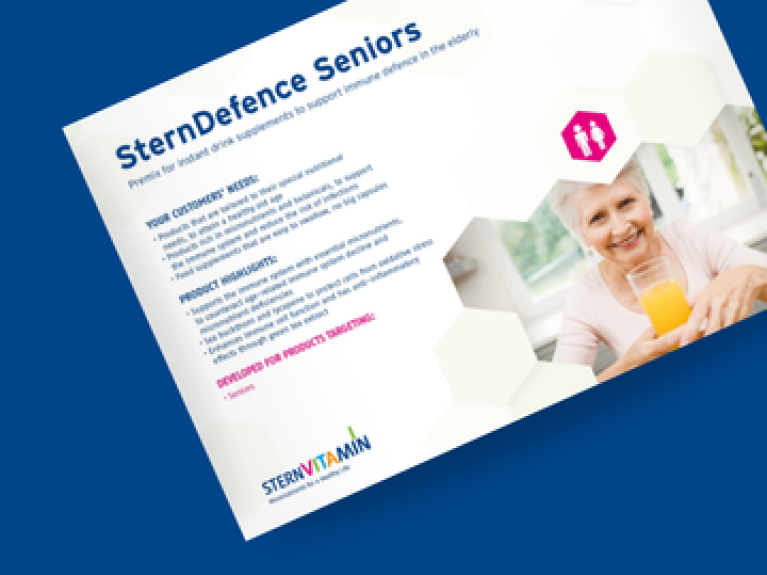 Ältere Frau lächelt und hält ein Glas Orangensaft, Text über SternDefence Seniors Immunsupport.