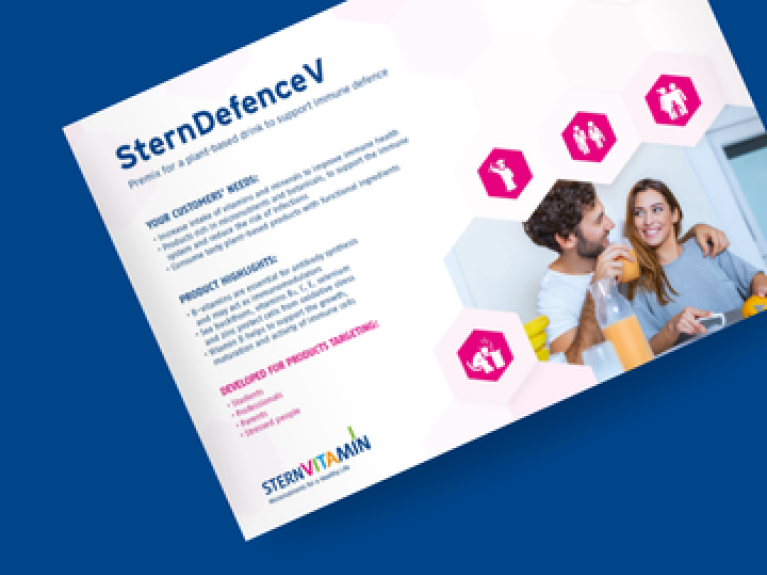 Werbebroschüre für SternDefenceV mit lächelndem Paar in Küche, umgeben von Produktinformationen und Symbolen.