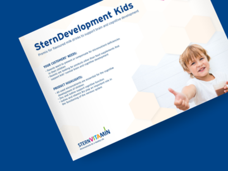 Kind mit ausgestrecktem Arm neben Text über SternDevelopment Kids auf weißem Hintergrund.