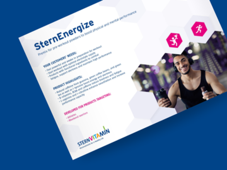 SternEnergize-Prospekt mit Sportler, Sport-Symbolen und Produktinformationen auf blauem Hintergrund.
