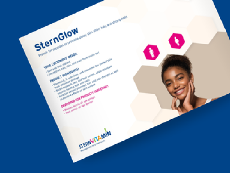 SternGlow Produktblatt mit Frau, Text über Haut-, Haar- und Nagelpflege, pinke Icons auf beigem Hintergrund.