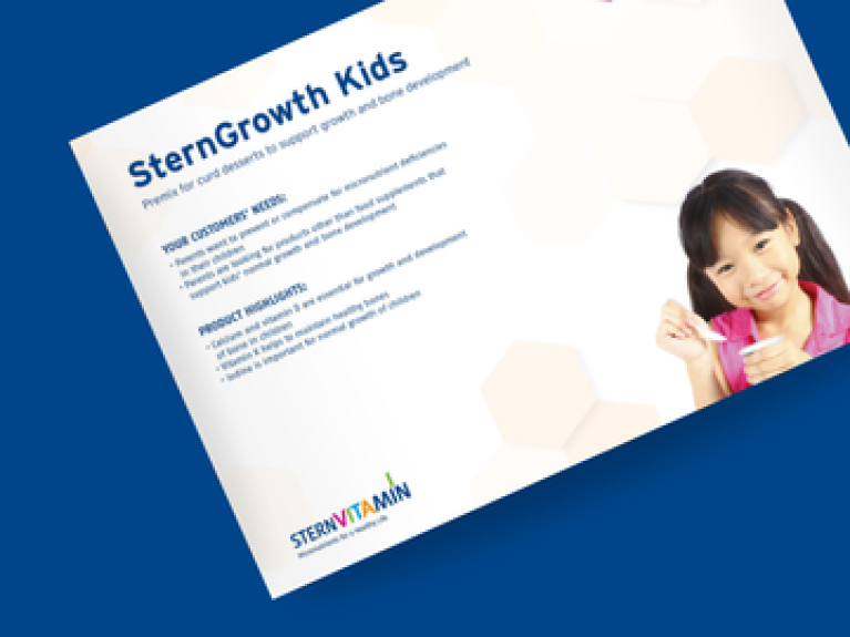 Mädchen hält Vitaminprodukt, rechts im Bild, Text zu SternGrowth Kids auf der linken Seite.