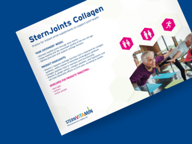 Senioren in einem Fitnessstudio beim Dehnen, daneben Text zu Produktdetails von SternJoints Collagen.
