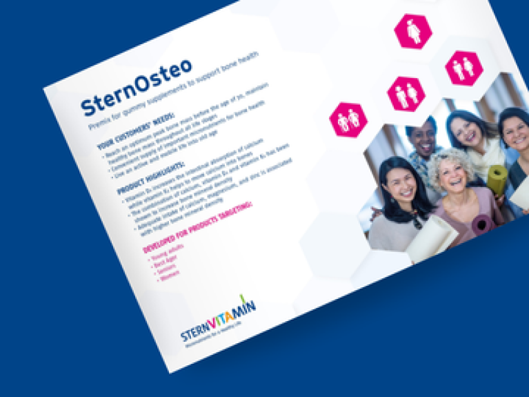 SternOsteo Werbematerial mit lächelnder Personengruppe und Produktinformationen auf blauem Hintergrund.