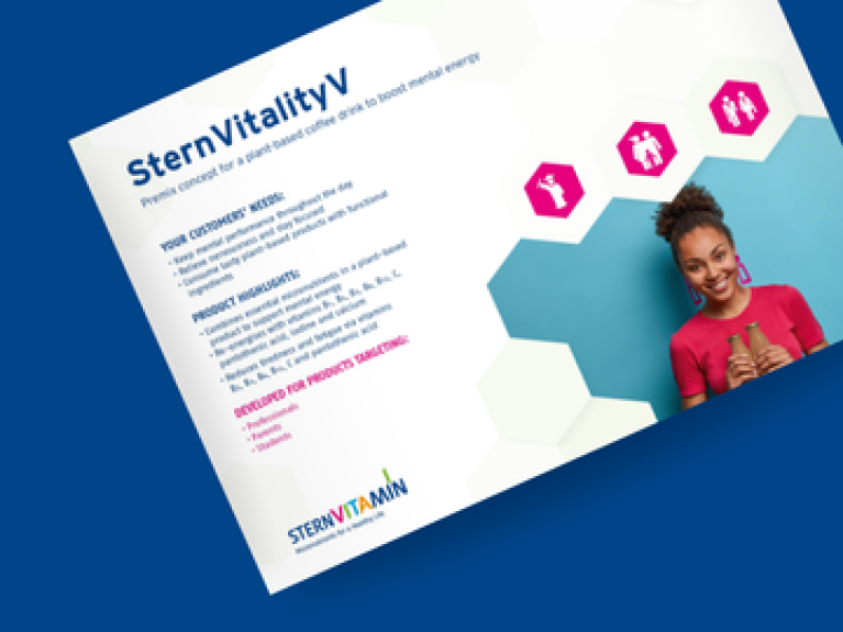 SternVitalityV-Infoblatt mit lächelnder Frau, die Getränk in der Hand hält, Hexagon-Design im Hintergrund.