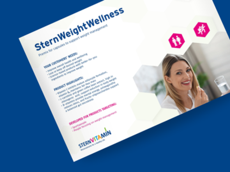 SternWeightWellness-Broschüre auf blauem Hintergrund mit lächelnder Frau rechts und Text über Produktdetails.