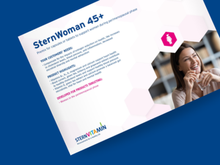 SternWoman 45+ Präsentation, Frau trinkt Wasser, unterstützt Frauen in der perimenopausalen Phase.