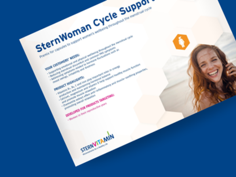 SternVitamin-Broschüre über Menstruationszyklus-Support mit lächelnder Frau auf blauem Hintergrund.