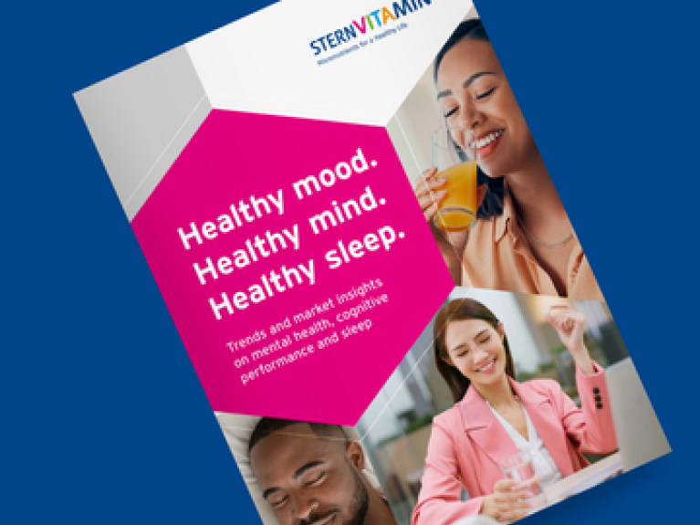 Broschüre „Healthy mood. Healthy mind. Healthy sleep." mit drei lächelnden Personen beim Entspannen.