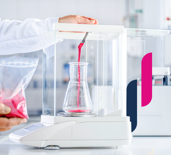 Magenta Mikronährstoffpulver wird in ein Erlenmeyerkolben auf einer Waage im Labor eingefüllt. 