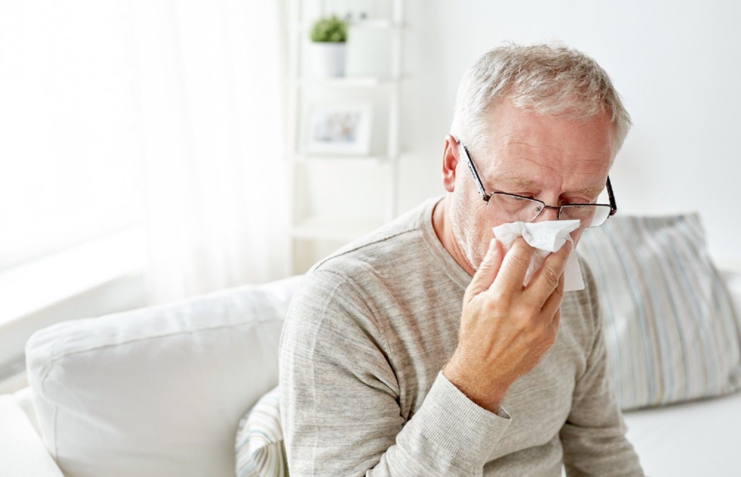 Hombre mayor resfriado o con gripe