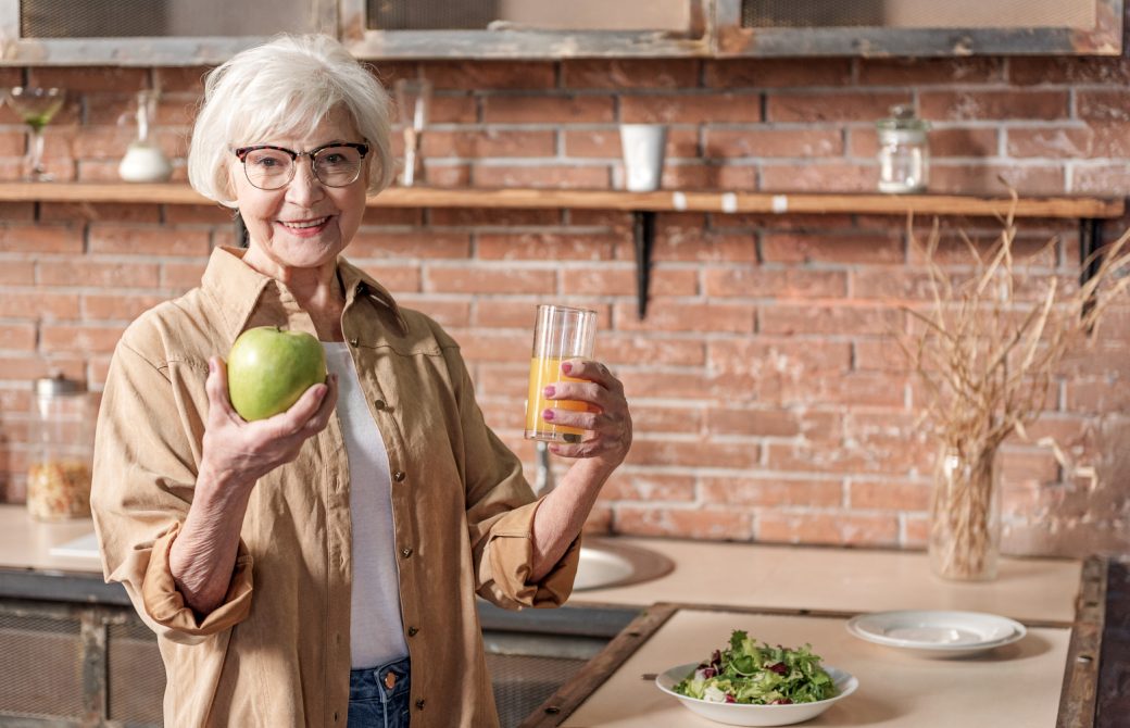 old woman in the kitchen inflammation SternVitamin