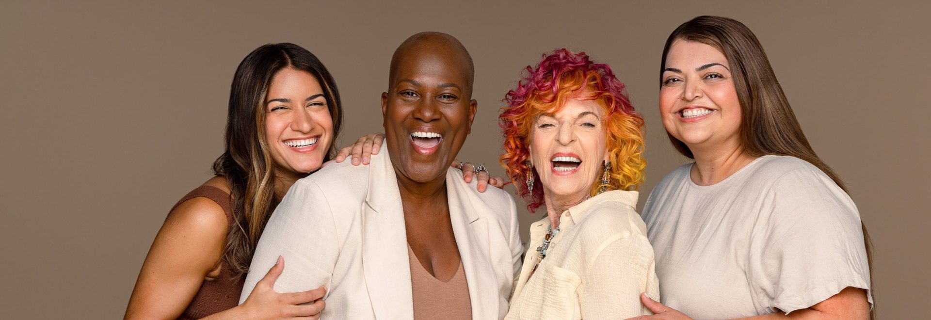 Cuatro mujeres de buen humor, riendo y sonriendo